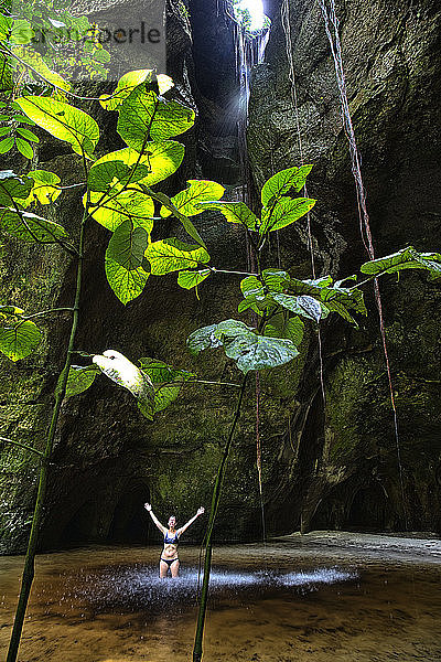 Frau beim Baden im Wasserfall in der Judeia-Höhle im Amazonasgebiet  Brasilien