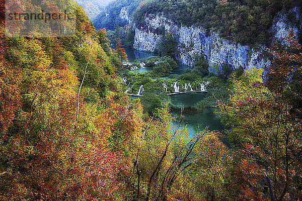 Kroatien  Landschaftlicher Blick auf den von Herbstwald umgebenen See im Nationalpark Plitvicer Seen