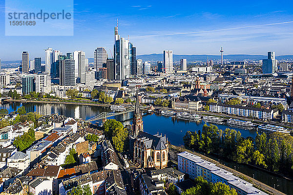 Deutschland  Hessen  Frankfurt  Helikopteransicht einer Stadt am Flussufer mit Wolkenkratzern in der Innenstadt im Hintergrund