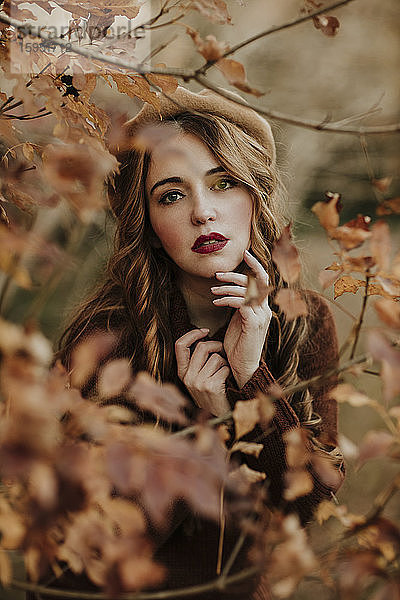 Porträt einer modischen Frau im Herbst