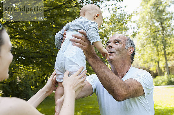 Älterer Mann verbringt Zeit mit seiner erwachsenen Tochter und seiner Enkelin in einem Park