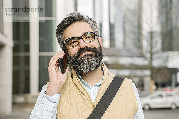 Porträt eines Mannes am Telefon in der Stadt  Frankfurt  Deutschland