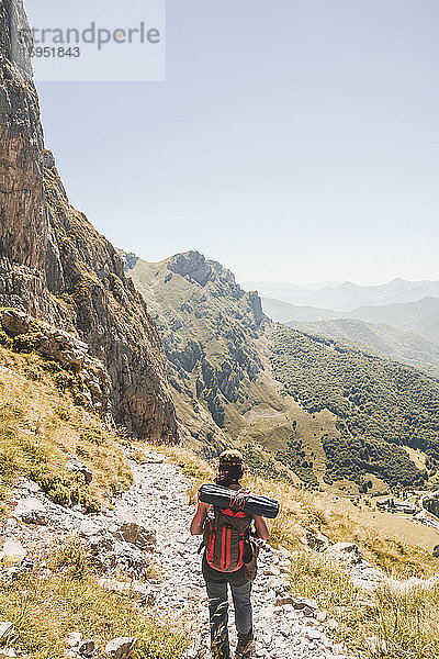 Spanien  Kantabrien  Rucksacktouristinnen beim Wandern in den Picos de Europa