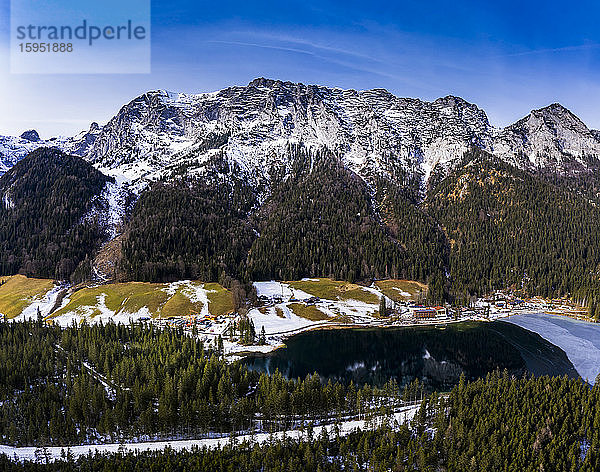 Deutschland  Bayern  Ramsau bei Berchtesgaden  Hubschrauberansicht des Hintersees und der Reiter Alpe in der Winterdämmerung