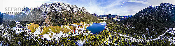 Deutschland  Bayern  Ramsau bei Berchtesgaden  Hubschrauberansicht des Hintersees und der Reiter Alpe in der Winterdämmerung