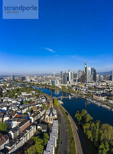 Deutschland  Hessen  Frankfurt  Helikopteransicht von klarem blauen Himmel über einer Stadt am Fluss mit Wolkenkratzern in der Innenstadt im Hintergrund