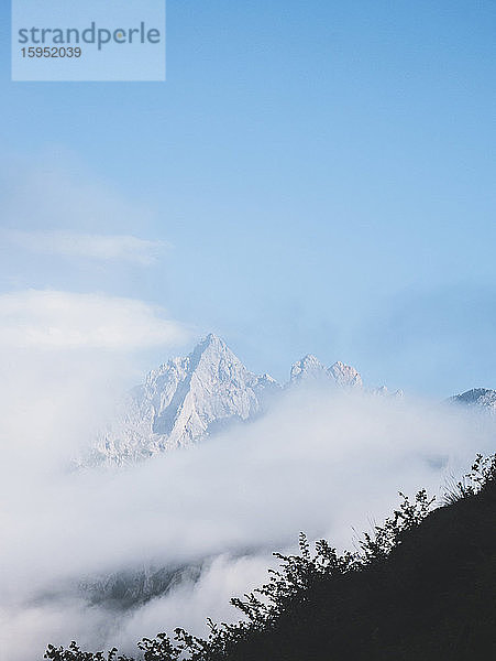 Spanien  Kantabrien  Wolken bedecken den schneebedeckten Gipfel in den Picos de Europa