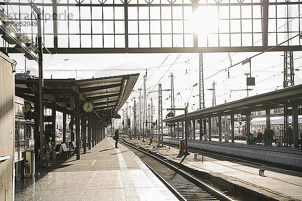 Deutschland  Hessen  Frankfurt  Bahnhof bei Sonnenuntergang