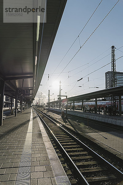 Deutschland  Hessen  Frankfurt  Bahnhof bei Sonnenuntergang