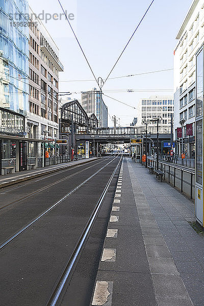 Deutschland  Berlin  Eisenbahnschienen entlang der leeren Friedrichstraße während der COVID-19-Epidemie