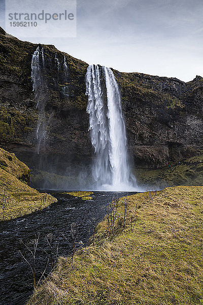 Island  Seljalandsfoss-Wasserfall plätschert die Klippe hinunter