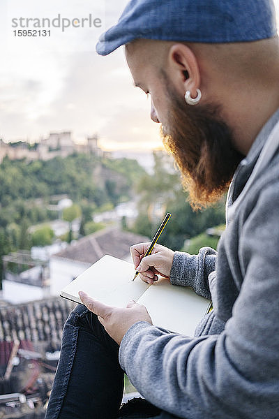 Mann am Beobachtungspunkt beim Zeichnen einer Skizze der Alhambra  Granada  Spanien