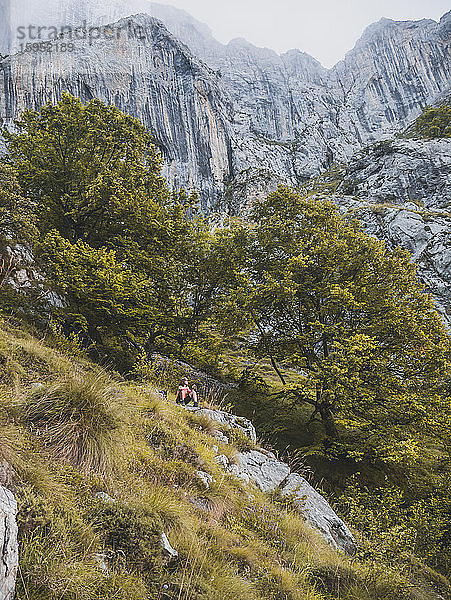 Spanien  Kantabrien  Wanderin beim Entspannen in den Picos de Europa