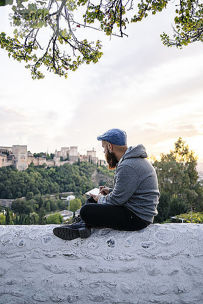 Mann am Beobachtungspunkt beim Zeichnen einer Skizze der Alhambra  Granada  Spanien