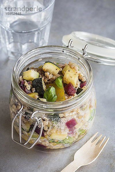 Glutenfreier veganer Salat im Glas mit Buchweizen  Zucchini und Paprika