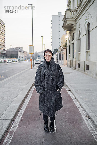 Porträt einer jungen Frau  die auf einem Fahrradweg in der Stadt steht  Mailand  Italien