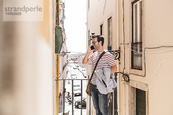 Junger Mann am Telefon in der Stadt  Lissabon  Portugal