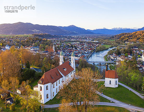 Deutschland  Bayern  Bad Tolz  Drohnenansicht der Kreuzkirche im Frühlingsanfang