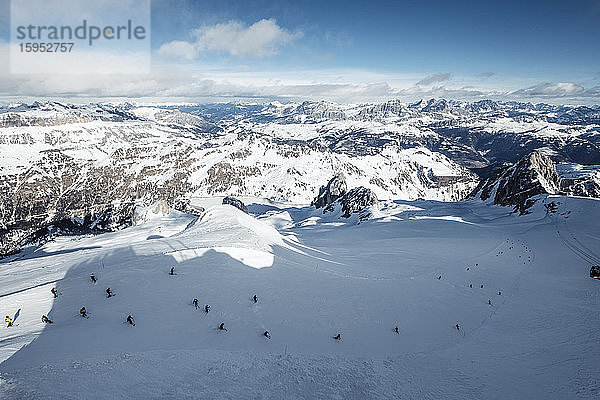 Italien  Trentino  Skifahrer vom Gipfel der Marmolada aus gesehen