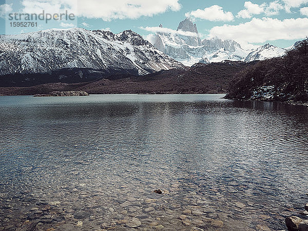 Idyllische Aufnahme von Laguna Torre mit schneebedecktem Andengebirge im Hintergrund  El Chalten  Argentinien