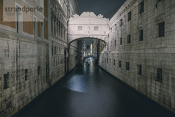 Italien  Venedig  Erhöhter Fußweg über den Stadtkanal in der Abenddämmerung