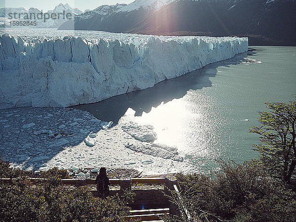 Frau bewundert den Gletscher Perito Moreno  Perito Moreno  Argentinien