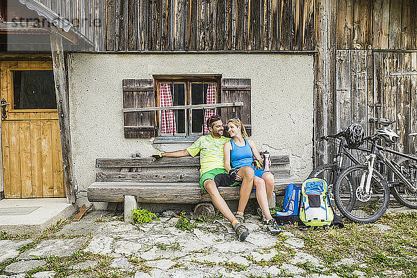 Paar mit Mountainbikes bei einer Pause auf einer Berghütte  Achenkirch  Österreich