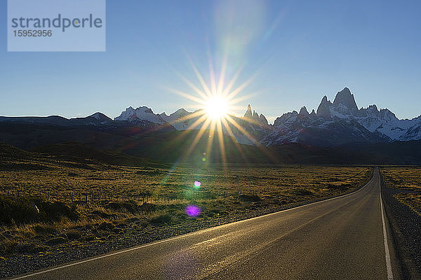 Straße nach El Chalten bei Sonnenuntergang  Patagonien  Argentinien