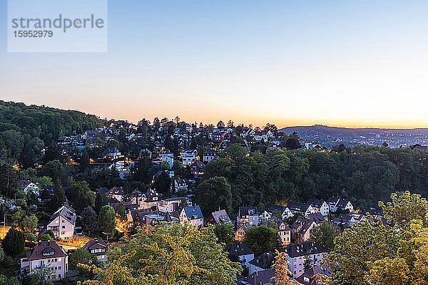 Deutschland  Baden-Württemberg  Stuttgart  Klarer Himmel über bewaldetem Wohngebiet in der Abenddämmerung