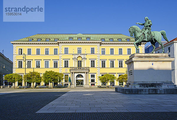 Deutschland  Bayern  München  Palais Arco-Zinneberg und Reiterstandbild von Maximilian I.