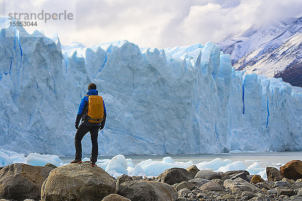 Mann vor dem Perito-Moreno-Gletscher  El Calafate  Los Glaciares-Nationalpark  Patagonien  Argentinien