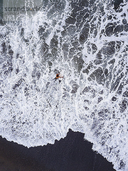 Indonesien  Bali  Pererenan Beach  Luftaufnahme eines einsamen Surfers  der ins Wasser geht