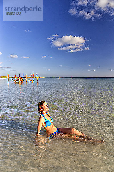 Reife Frau beim Sonnenbaden am Strand von Holbox Island  Cancun  Mexiko