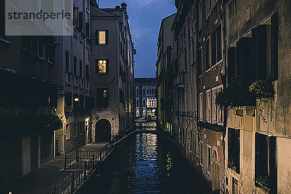 Italien  Venedig  Brücke über den Kanal zwischen alten Häusern in der Abenddämmerung