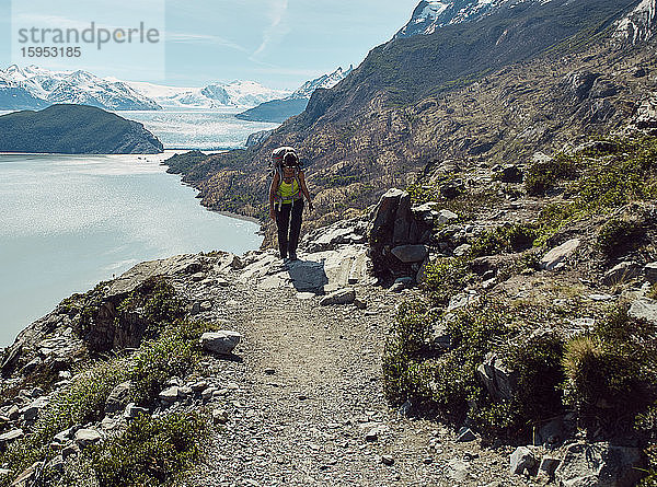 Frau mit ihrem Rucksack beim Bergtrekking  Parque Nacional Torres del Paine  Chile
