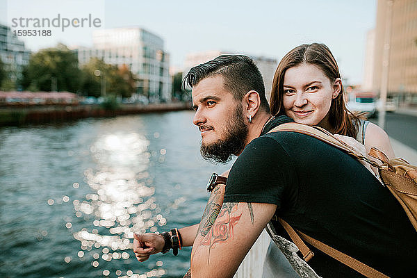 Glückliches junges Paar an der Spree  Berlin  Deutschland