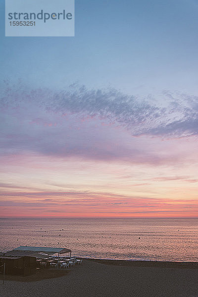 Szenische Ansicht von Meer und Strand gegen den Himmel bei Sonnenaufgang