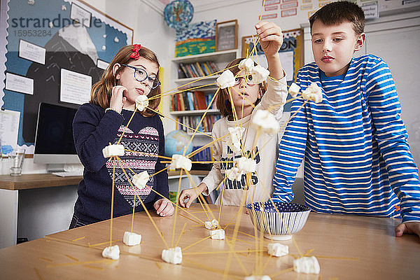 Drei Kinder beim Aufbauen von Konstruktionen während einer Wissenschaftsstunde