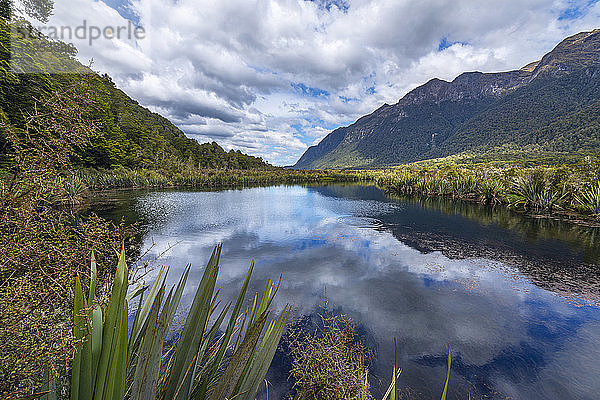 Neuseeland  Southland  Te Anau  Szenische Ansicht von Wolken  die sich in Mirror Lakes spiegeln