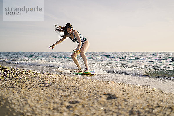 Junger Surfer am Strand  Almeria  Spanien