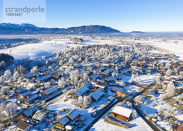 Deutschland  Bayern  Greiling  Drohnenansicht eines schneebedeckten Dorfes
