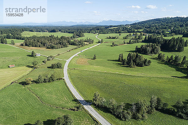 Deutschland  Bayern  Drone-Ansicht der Landstraße und der grünen Landschaft im Sommer