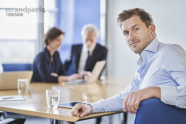 Porträt eines selbstbewussten Geschäftsmannes während einer Sitzung im Amt