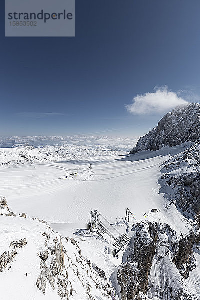 Österreich  Oberösterreich  Skilifte am schneebedeckten Dachsteingletscher