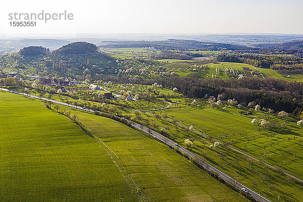 Deutschland  Baden-Württemberg  Beuren  Drone-Ansicht einer grünen Landschaft im Frühling