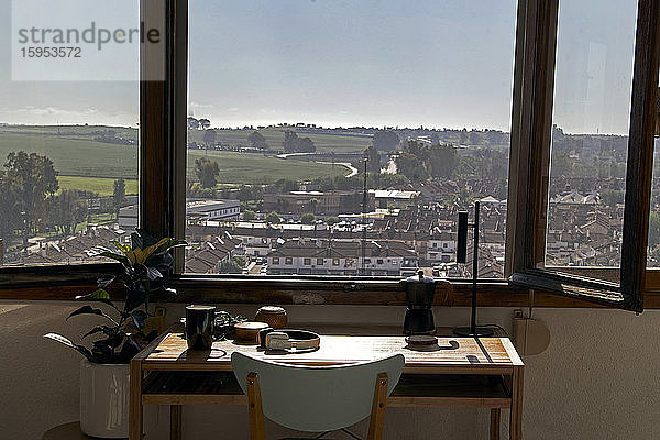 Schreibtisch mit Blick auf offenes Fenster