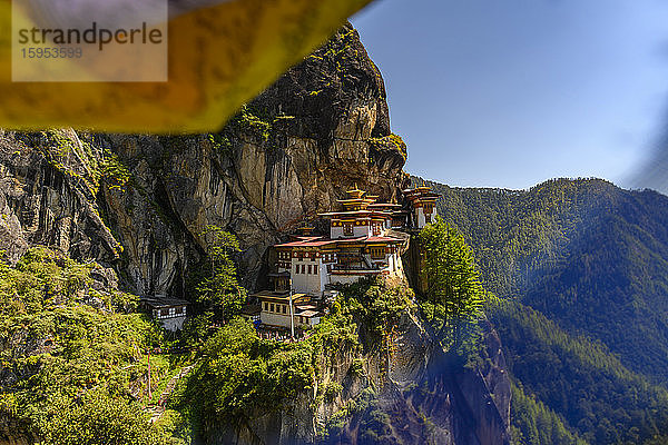 Blick auf das Taktsang-Palphug-Kloster  Paro  Bhutan