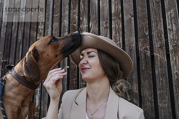 Bildnis einer Frau mit Hut und ihrem Spürhund