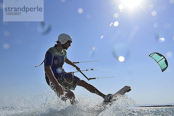 Kitesurfer gegen die Sonne  Rotes Meer  Ägypten