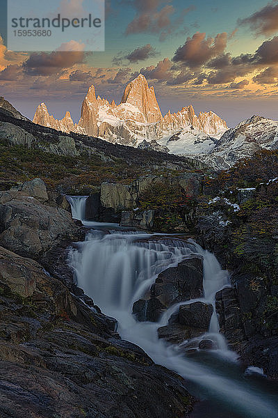 Der Berg Fitz Roy und der Wasserfall bei Sonnenaufgang im Herbst  El Chalten  Patagonien  Argentinien